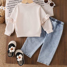 Cargar imagen en el visor de la galería, Abrigo crema con flores y pantalón jeans
