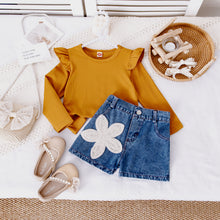 Cargar imagen en el visor de la galería, Blusa mostaza con volado y short jeans con flor
