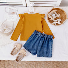 Cargar imagen en el visor de la galería, Blusa mostaza con volado y short jeans con flor
