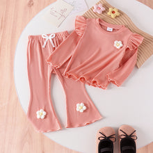Cargar imagen en el visor de la galería, Blusa con volados y pantalón pata ancha salmón con flores
