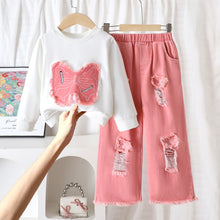 Cargar imagen en el visor de la galería, Abrigo blanco tipo moletón con mariposa y pantalón jeans rosa rasgado
