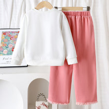 Cargar imagen en el visor de la galería, Abrigo blanco tipo moletón con mariposa y pantalón jeans rosa rasgado
