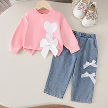 Cargar imagen en el visor de la galería, Abrigo rosa con corazón y pantalón jeans con moño
