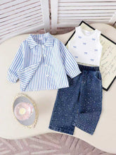 Cargar imagen en el visor de la galería, Crop blanco con moños, camisa a rayas y pantalón jeans con brillo
