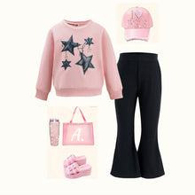 Cargar imagen en el visor de la galería, Abrigo rosa con estampas de estrellas y pantalón pata ancha negro
