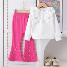 Cargar imagen en el visor de la galería, Abrigo blanco con flores y pantalón pata ancha pink con perlas
