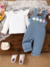 Cargar imagen en el visor de la galería, Blusa blanca con volados y jardinera azul de corderoy con flores
