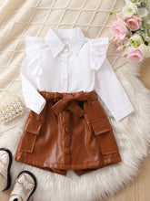 Carregar imagem no visualizador da galeria, Camisa blanco con volados y short pollera marrón tipo cuerina con cinto
