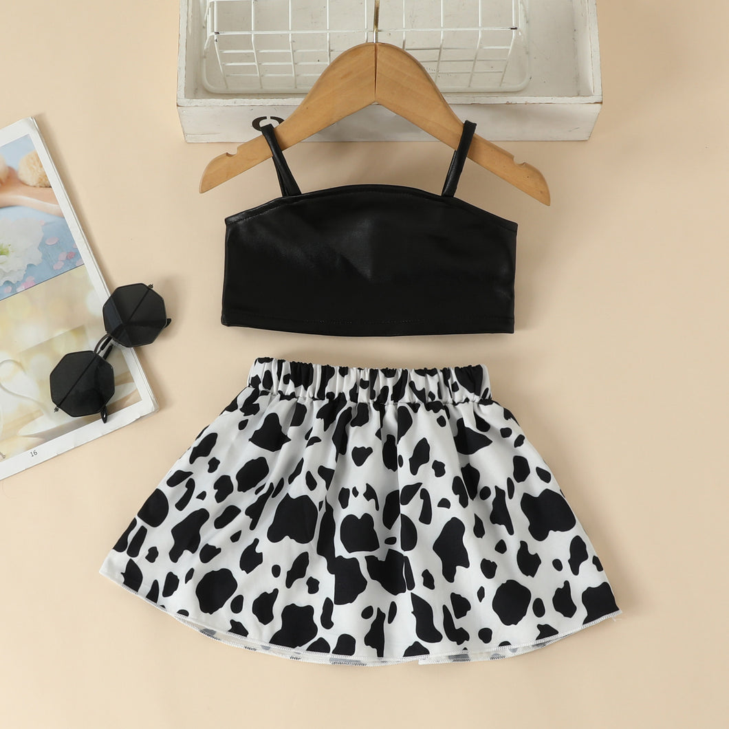Crop negro y pollera con estampas estilo vaca