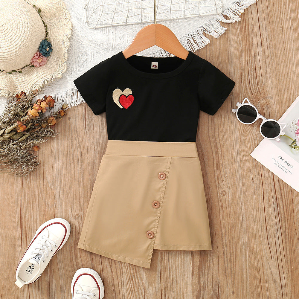 Blusa negra y pollera beige