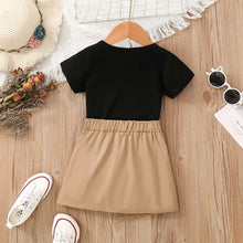 Cargar imagen en el visor de la galería, Blusa negra y pollera beige
