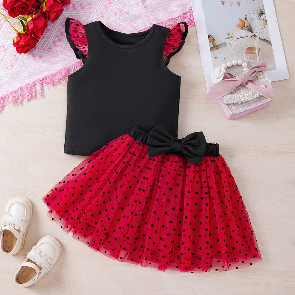 Blusa negra con volado y pollera de tul rojo con motas
