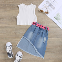 Cargar imagen en el visor de la galería, Crop top blanco, pollera de jeans con corte irregular y cinto
