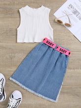Cargar imagen en el visor de la galería, Crop top blanco, pollera de jeans con corte irregular y cinto
