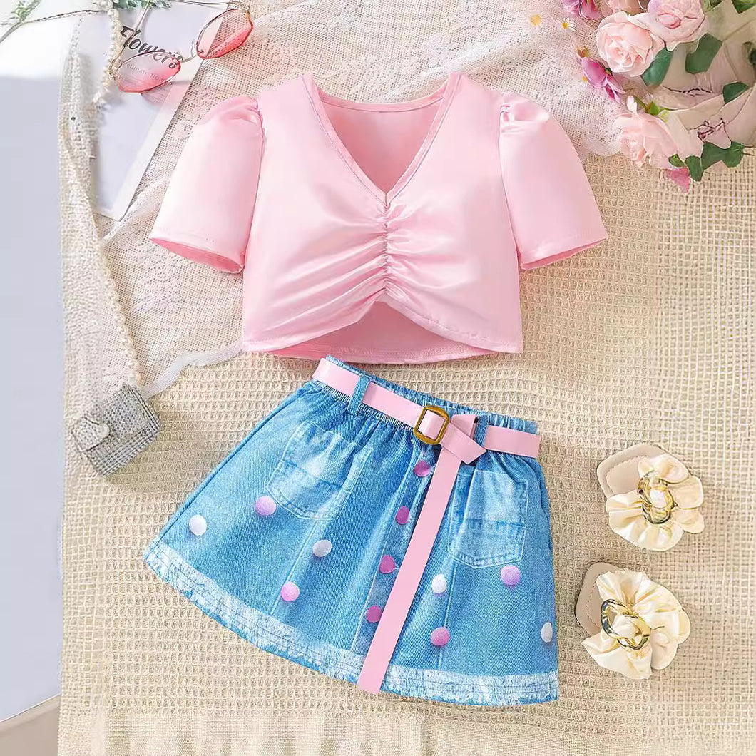 Crop top rosa y pollera con cinto