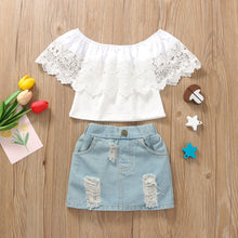 Cargar imagen en el visor de la galería, Blusa blanca con volados de encajes y pollera jeans rasgado
