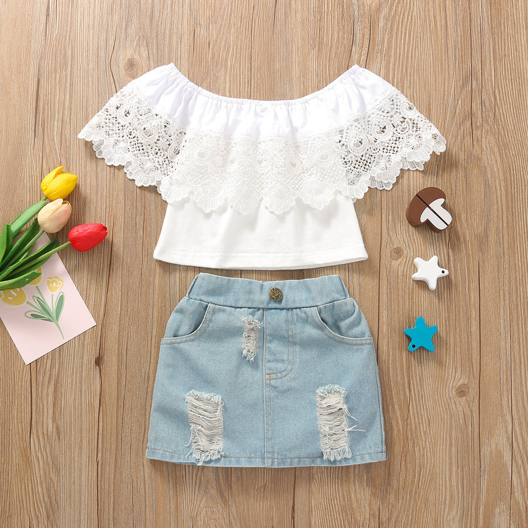 Blusa blanca con volados de encajes y pollera jeans rasgado