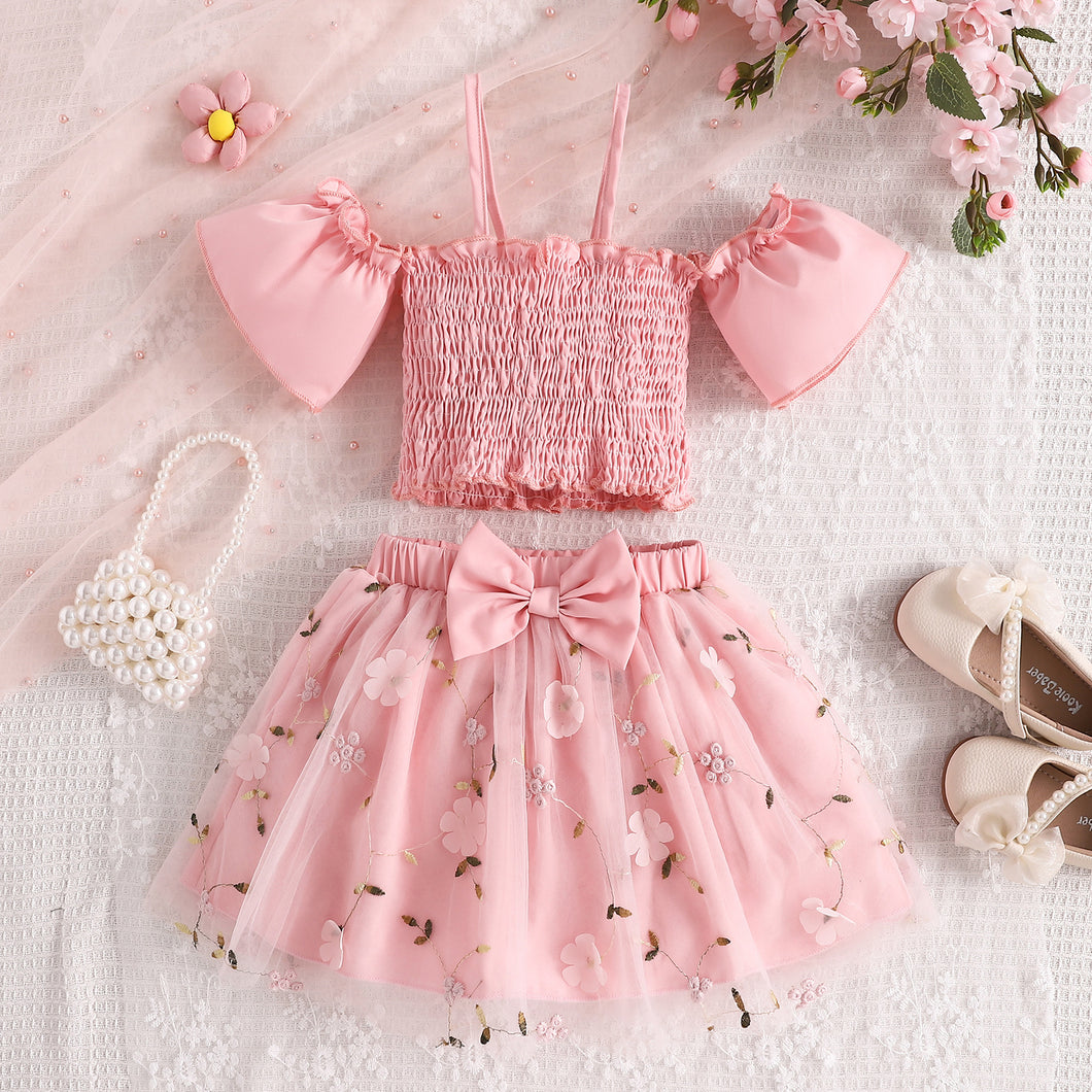 Blusa rosa engomado con hombros rectos y pollera de tul con moño