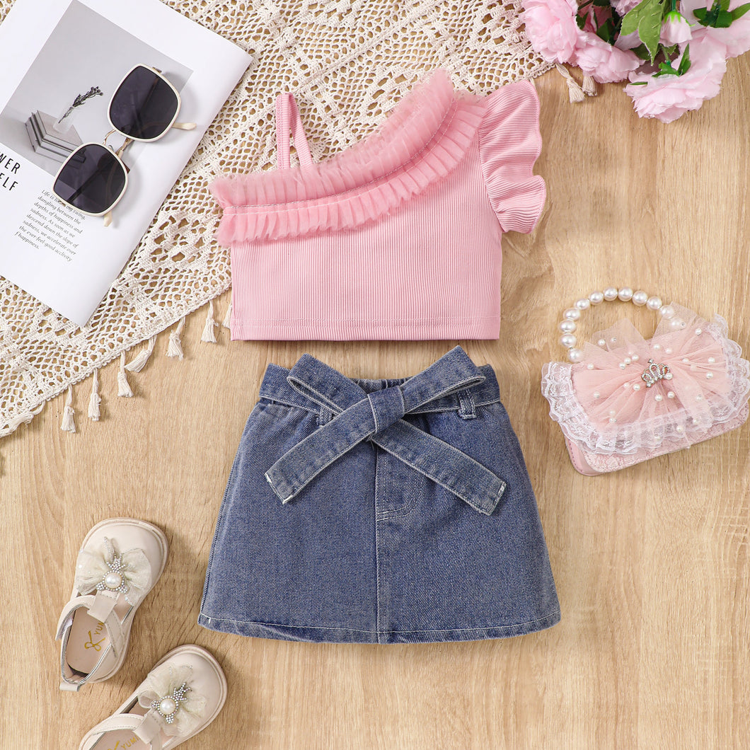 Crop rosa con volado de tul y pollera jeans con cinto