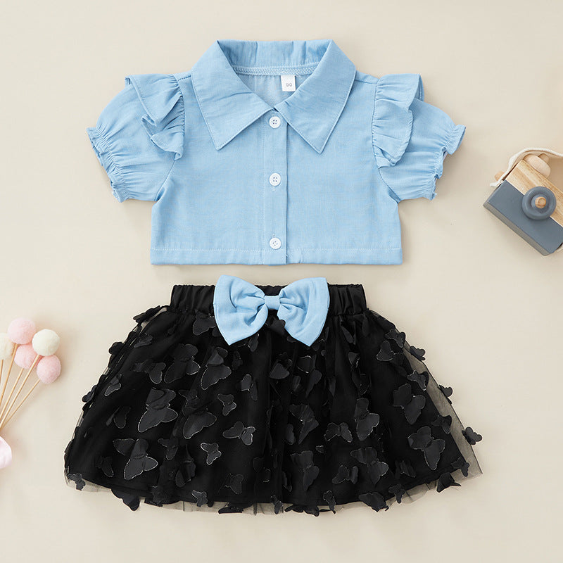 Camisa celeste con volado y pollera negra de tul con mariposas