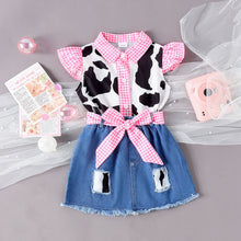 Cargar imagen en el visor de la galería, Camisa de vaca con detalles en cuadrille rosa y pollera jeans con cinto
