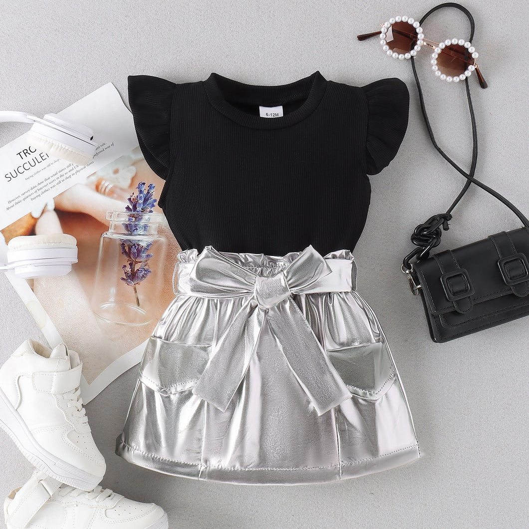 Blusa negra con volados y pollera de cuerina plateado con cinto
