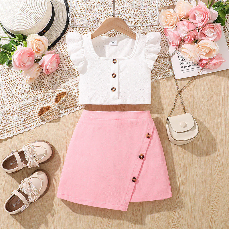 Crop top blanco con volados  y pollera rosa con botones