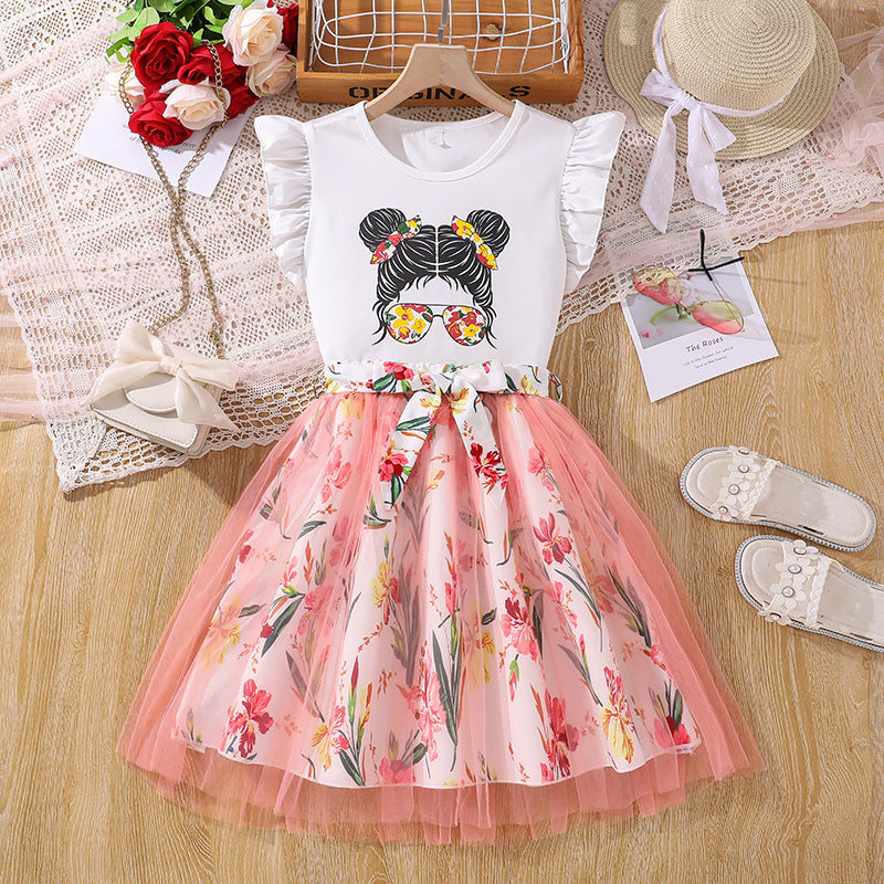 Blusa blanca con diseño, pollera floreada con tul y cinto