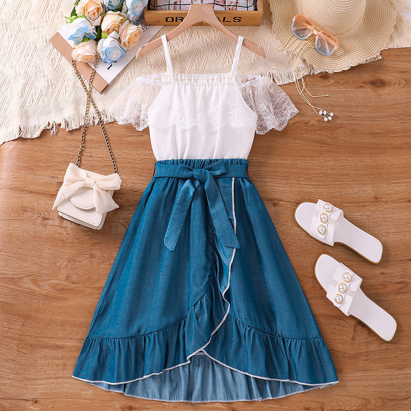Blusa blanca con mangas transparente y pollera tipo jeans con cinto
