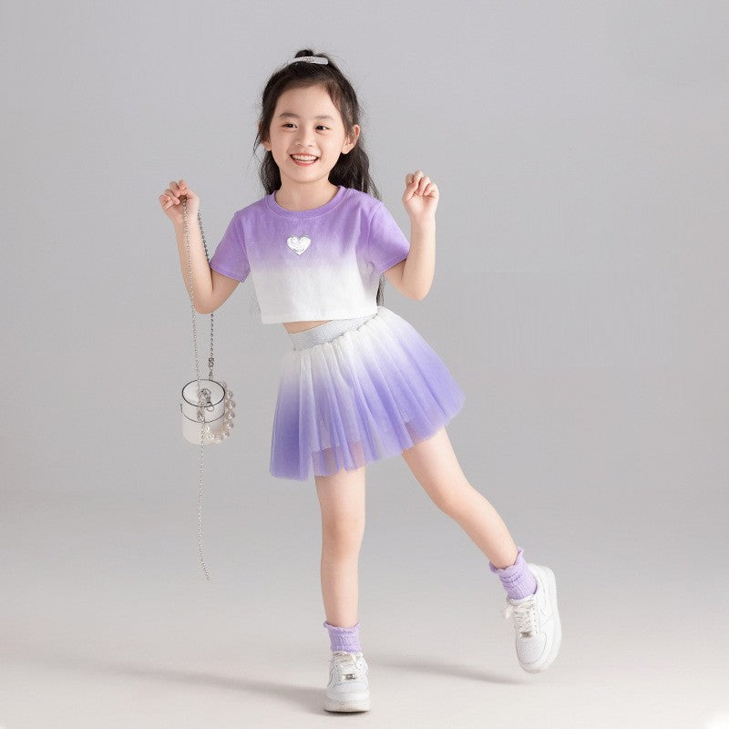 Crop con detalle de corazón y pollera lila con blanco