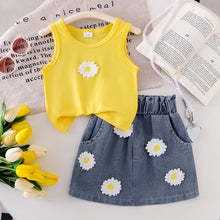 Carregar imagem no visualizador da galeria, Blusa amarillo y pollera jeans con detalles de margaritas
