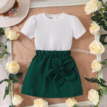 Cargar imagen en el visor de la galería, Blusa blanco y pollera verde oscuro con detalle de flor
