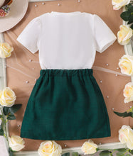Cargar imagen en el visor de la galería, Blusa blanco y pollera verde oscuro con detalle de flor

