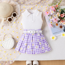 Cargar imagen en el visor de la galería, Blusa blanco con cuello y pollera cuadrille lila de margaritas y cinto
