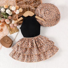 Cargar imagen en el visor de la galería, Blusa negro cuello alto con pollera escalonado y sombrero de animal print
