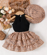 Cargar imagen en el visor de la galería, Blusa negro cuello alto con pollera escalonado y sombrero de animal print
