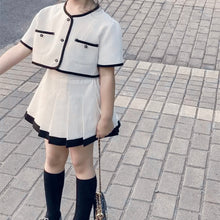 Cargar imagen en el visor de la galería, Camisa tipo crop blanco y pollera tableado con detalles en negro

