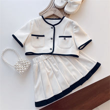 Cargar imagen en el visor de la galería, Camisa tipo crop blanco y pollera tableado con detalles en negro
