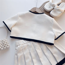 Cargar imagen en el visor de la galería, Camisa tipo crop blanco y pollera tableado con detalles en negro
