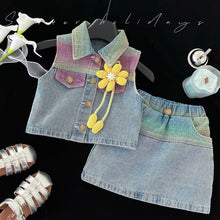 Cargar imagen en el visor de la galería, Chaleco con flor y pollera jeans con detalles coloridos
