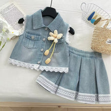 Cargar imagen en el visor de la galería, Chaleco con flor y pollera jeans tableado con bordados de encajes
