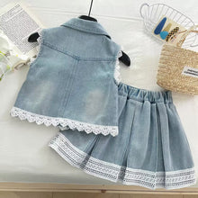 Cargar imagen en el visor de la galería, Chaleco con flor y pollera jeans tableado con bordados de encajes

