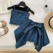 Cargar imagen en el visor de la galería, Blusa negro con crop engomado y short pollera de jeans con cinto
