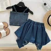Cargar imagen en el visor de la galería, Blusa negro con crop engomado y short pollera de jeans con cinto
