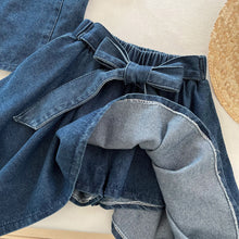 Cargar imagen en el visor de la galería, Blusa negro con crop engomado y short pollera de jeans con cinto
