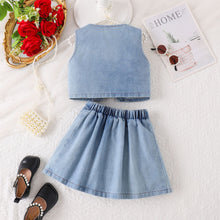 Carregar imagem no visualizador da galeria, Blusa con detalles de flores y pollera tableada jeans
