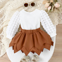 Cargar imagen en el visor de la galería, Blusa blanca con mangas abullonadas y pollera marrón escalonado con moño

