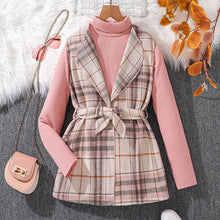 Carregar imagem no visualizador da galeria, Blusa cuello alto rosa con chaleco cuadrille con cinto
