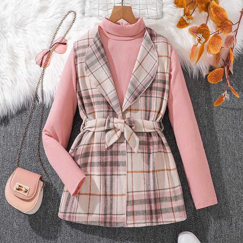 Blusa cuello alto rosa con chaleco cuadrille con cinto