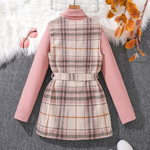 Carregar imagem no visualizador da galeria, Blusa cuello alto rosa con chaleco cuadrille con cinto
